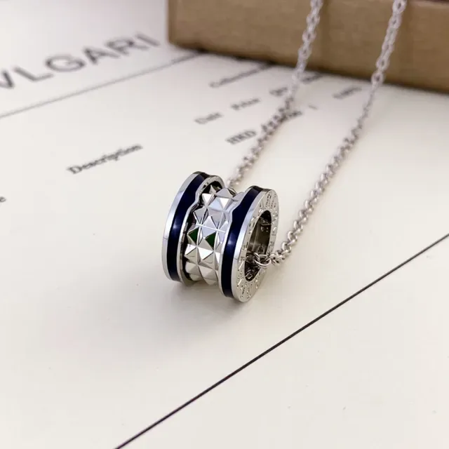 Bvlgari स्वर्ण काला सिलिंड्रिकल मल्टी-बैंड पेंडेंट फैसेटेड पिरामिडल टेक्स्चर माला 2