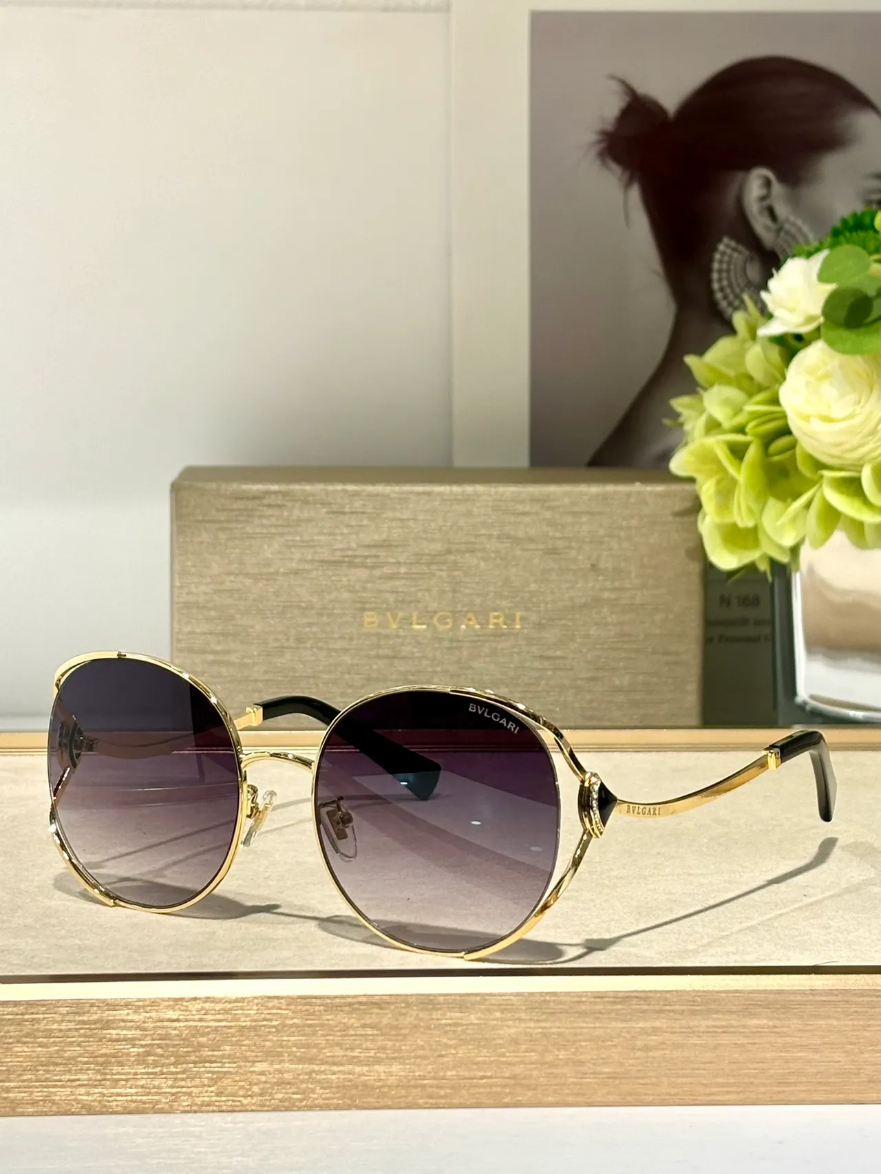 Bvlgari Óculos de Sol Oval Dourado e Preto com Lentes Gradient 4