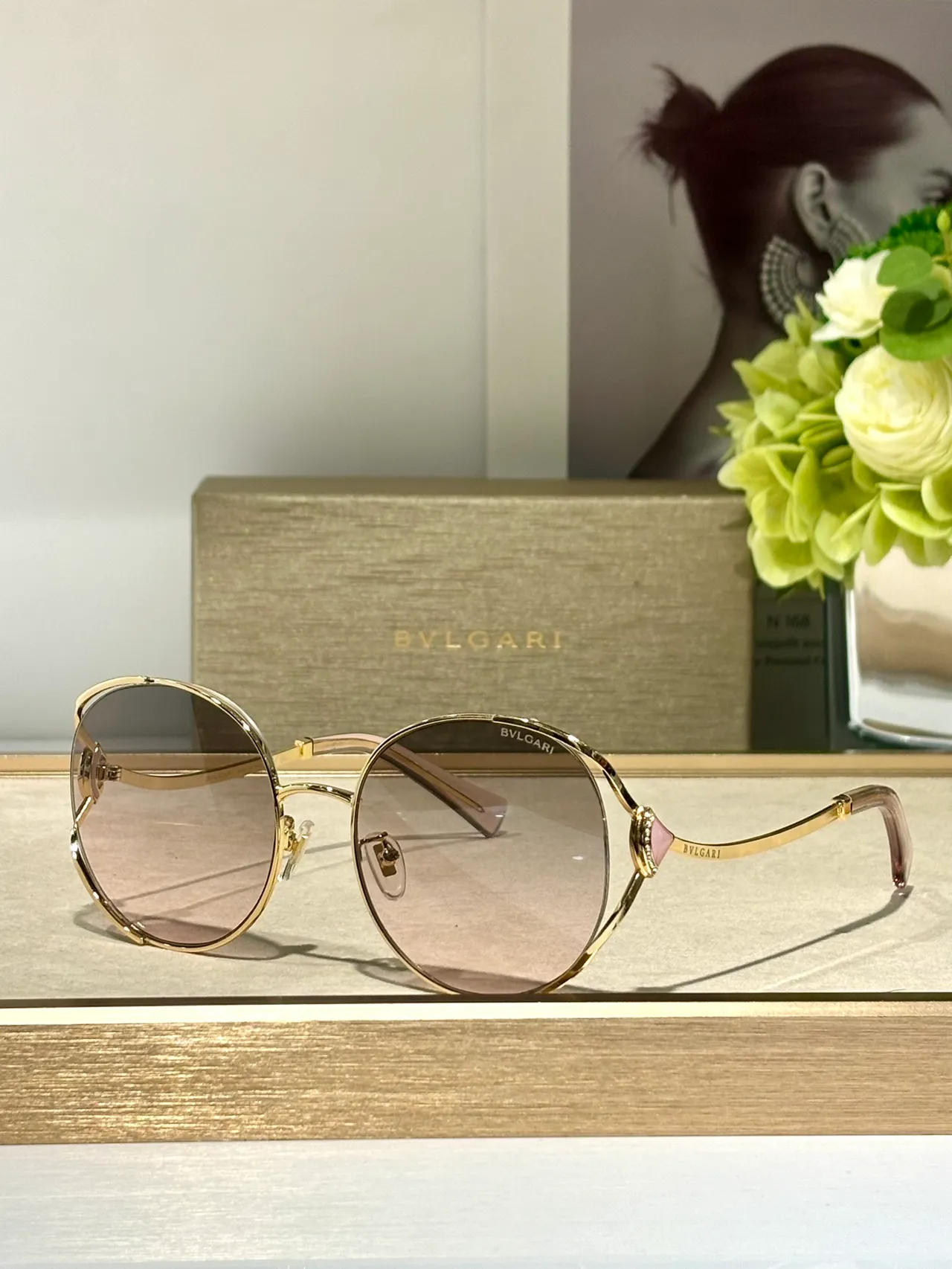 Bvlgari Óculos de Sol Oval Dourado e Preto com Lentes Gradient 5