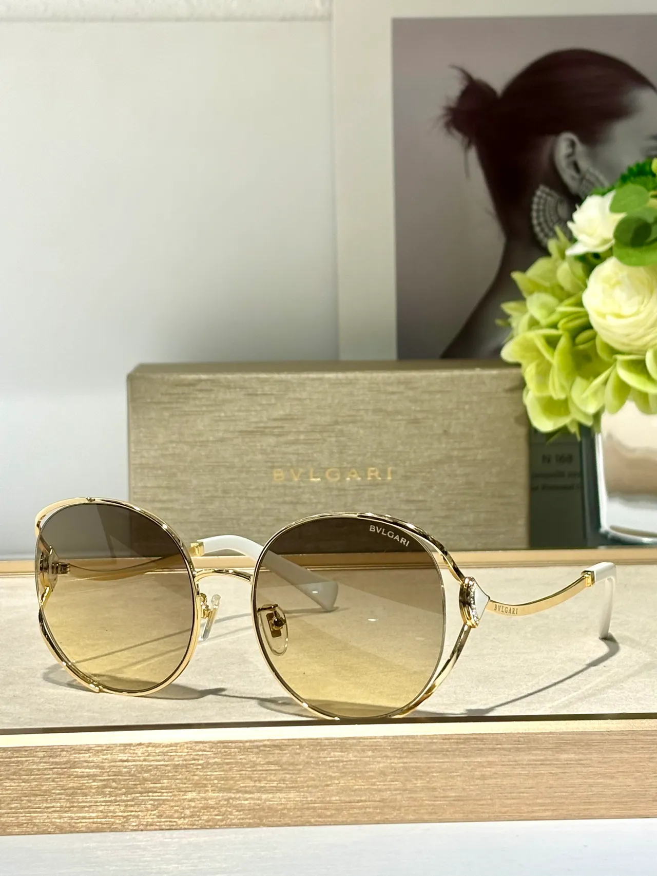 Bvlgari Óculos de Sol Oval Dourado e Preto com Lentes Gradient 6
