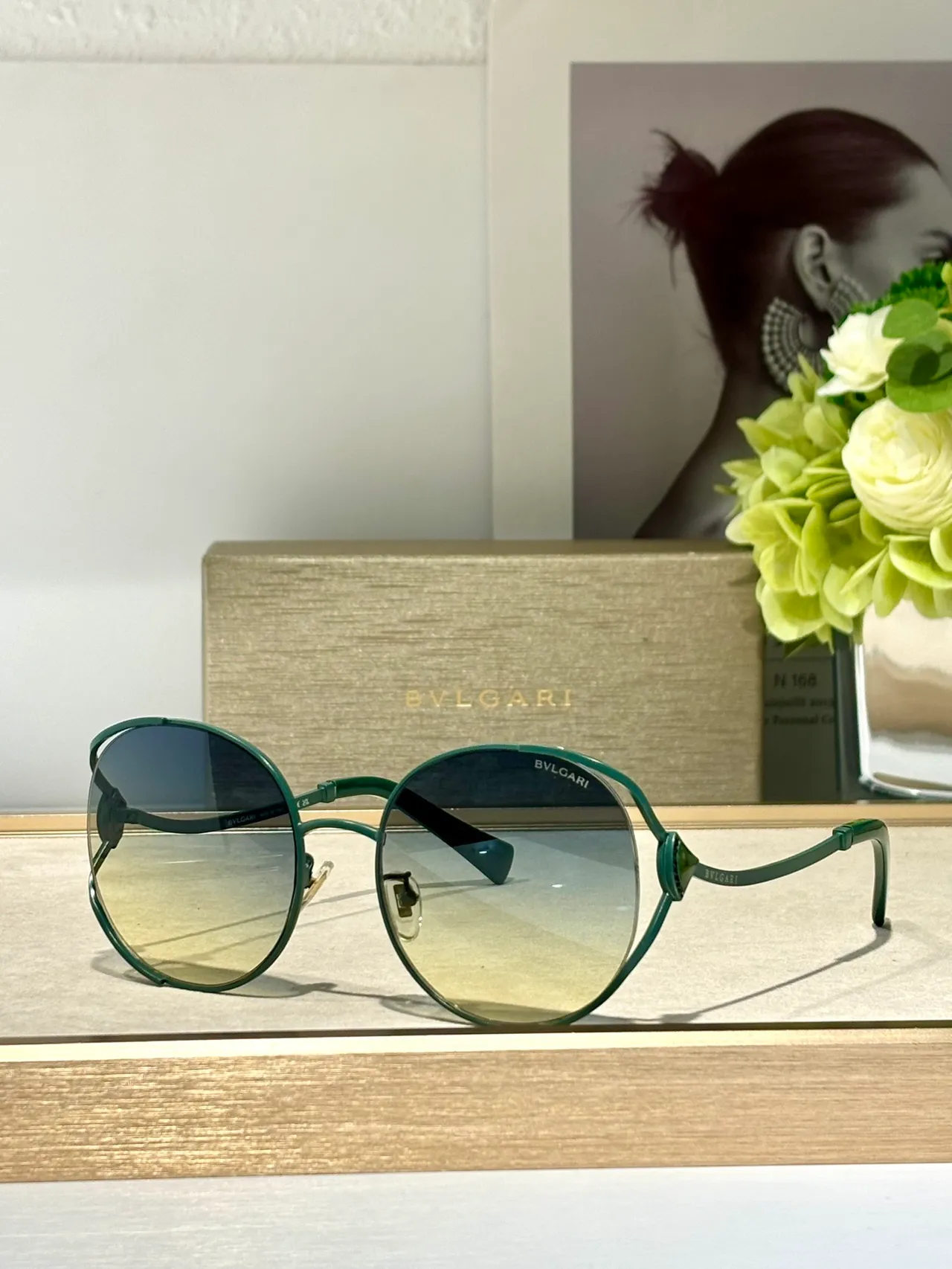 Bvlgari Óculos de Sol Oval Dourado e Preto com Lentes Gradient 7