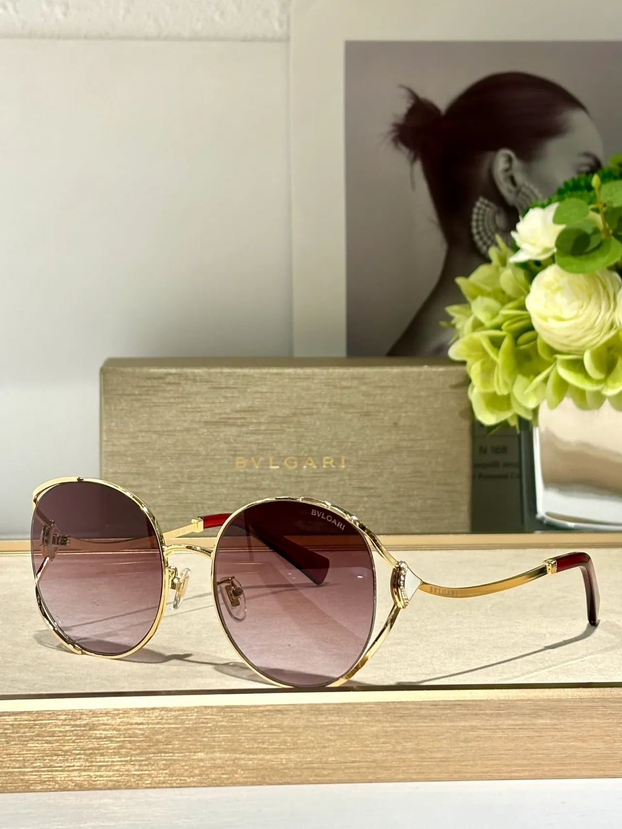 Bvlgari Óculos de Sol Oval Dourado e Preto com Lentes Gradient 8