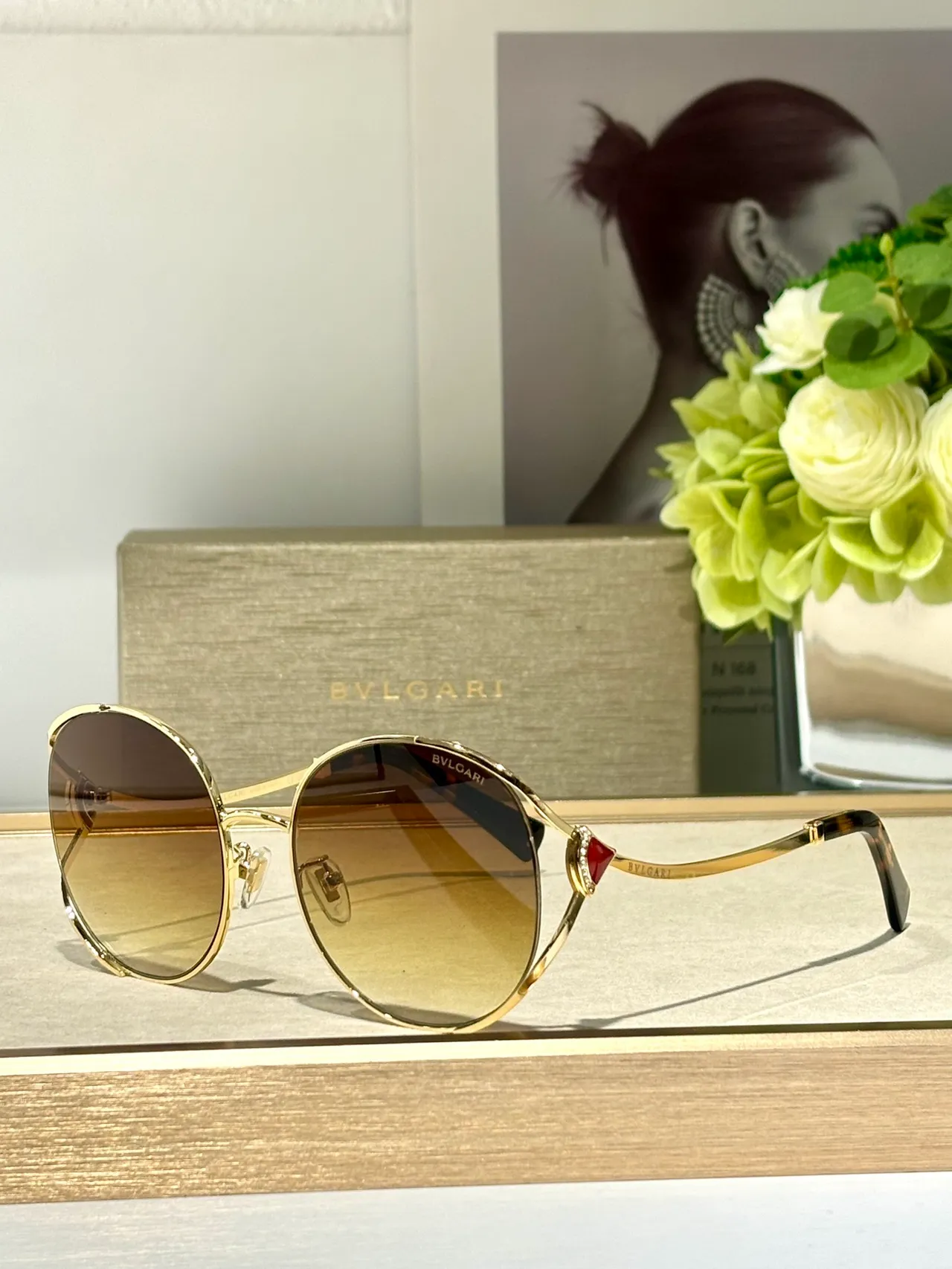 Bvlgari Óculos de Sol Oval Dourado e Preto com Lentes Gradient 9