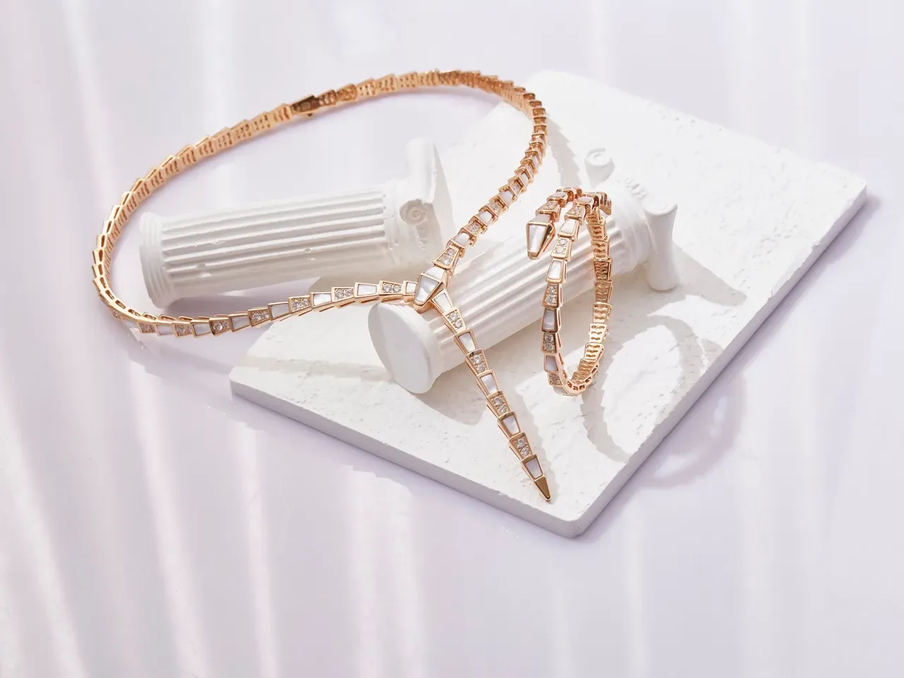 Bvlgari Serpenti إسوارة ملفوفة بلون ذهبي لؤلؤ وكريستال 2