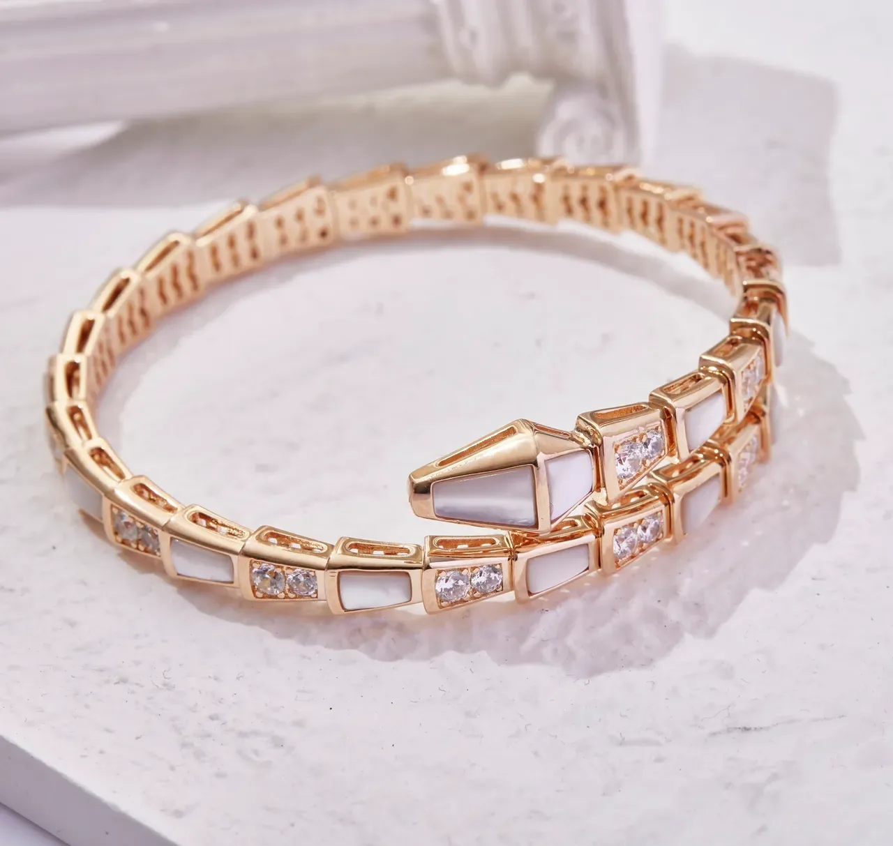 Bvlgari Serpenti إسوارة ملفوفة بلون ذهبي لؤلؤ وكريستال 3