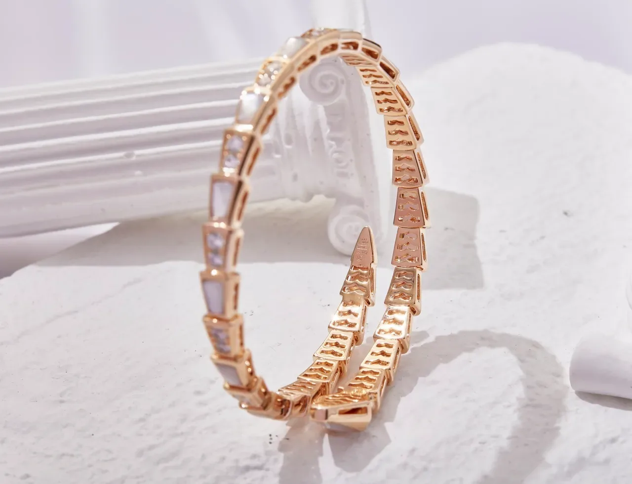 Bvlgari Serpenti إسوارة ملفوفة بلون ذهبي لؤلؤ وكريستال 4