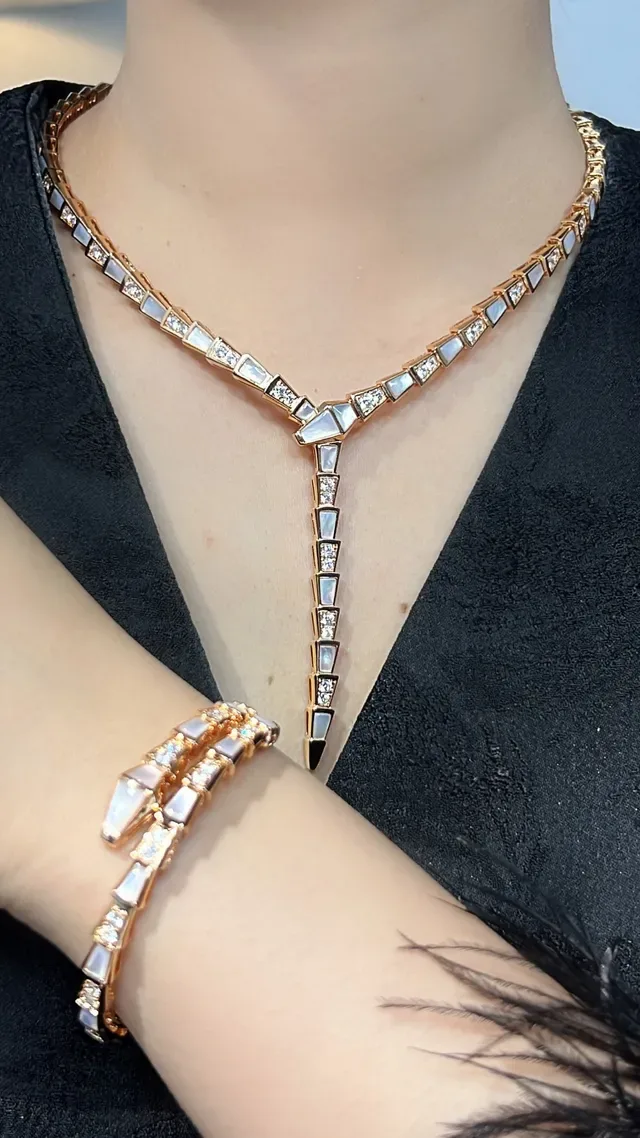 Bvlgari Serpenti إسوارة ملفوفة بلون ذهبي لؤلؤ وكريستال 5