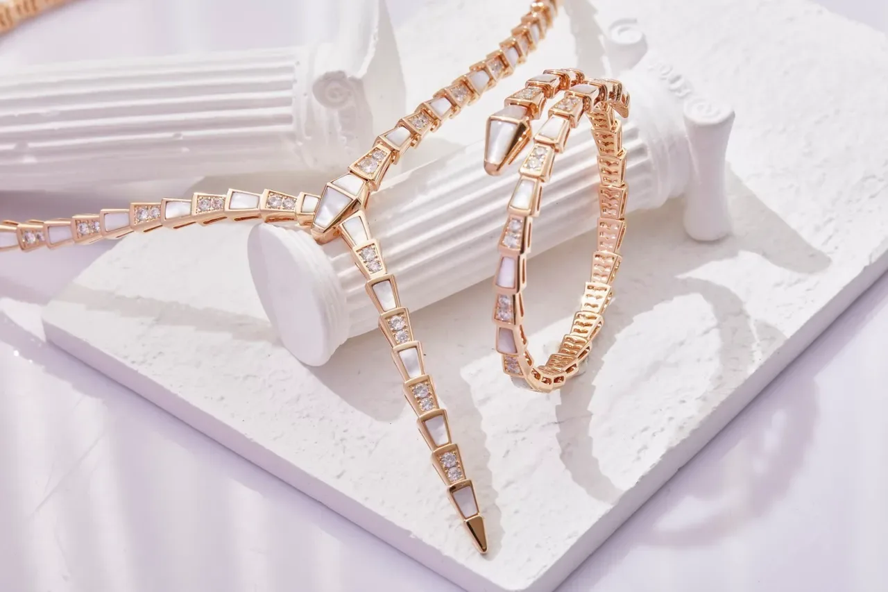 Bvlgari Serpenti إسوارة ملفوفة بلون ذهبي لؤلؤ وكريستال 6