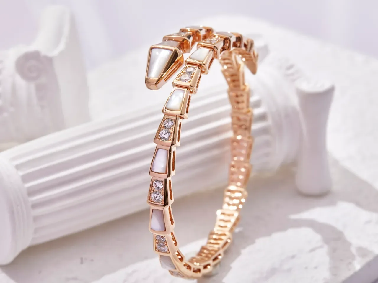 Bvlgari Serpenti إسوارة ملفوفة بلون ذهبي لؤلؤ وكريستال 7