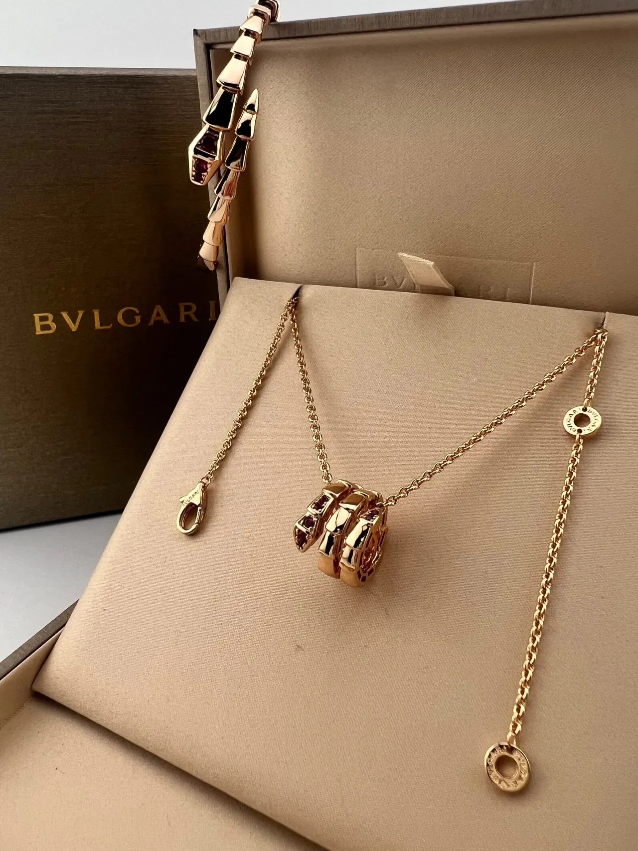 Bvlgari Serpenti 蛇形金色红宝石吊坠项链 2