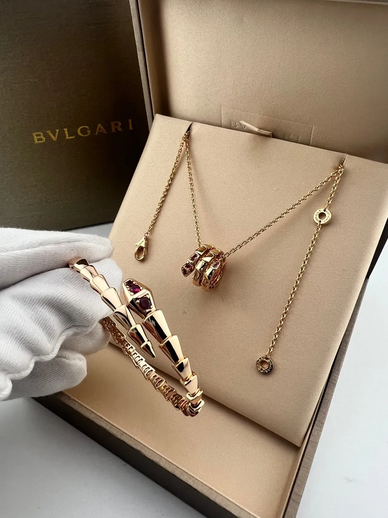 Bvlgari Serpenti 蛇形金色红宝石吊坠项链 3