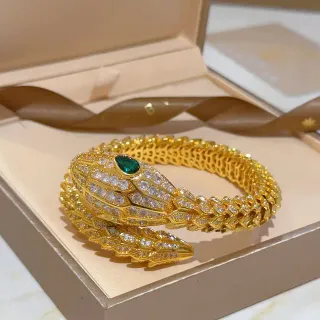 Bvlgari Serpenti سوار أفعى لون ذهبي باڤيه عين زمرد