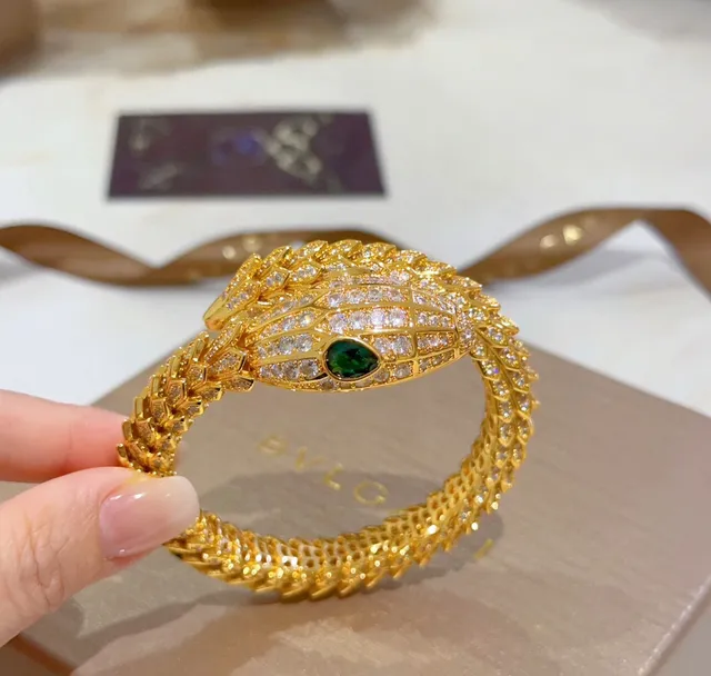 Bvlgari Serpenti Bracelete de serpente tom dourado pavé olho de esmeralda 3