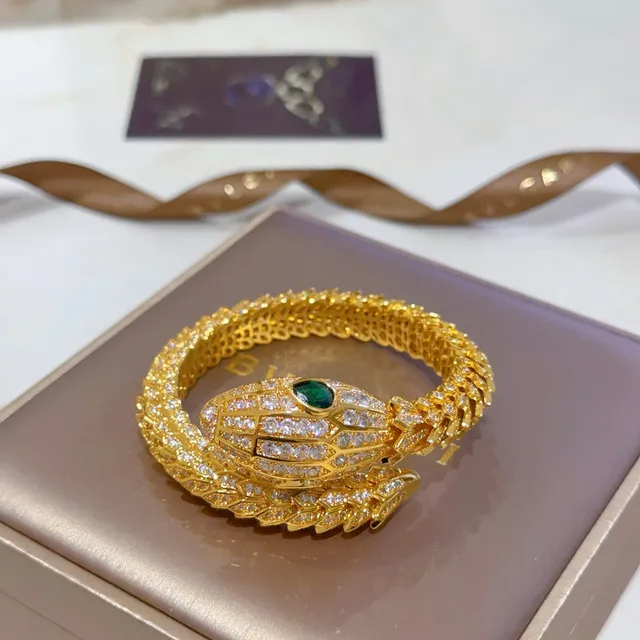 Bvlgari Serpenti Bracelete de serpente tom dourado pavé olho de esmeralda 6
