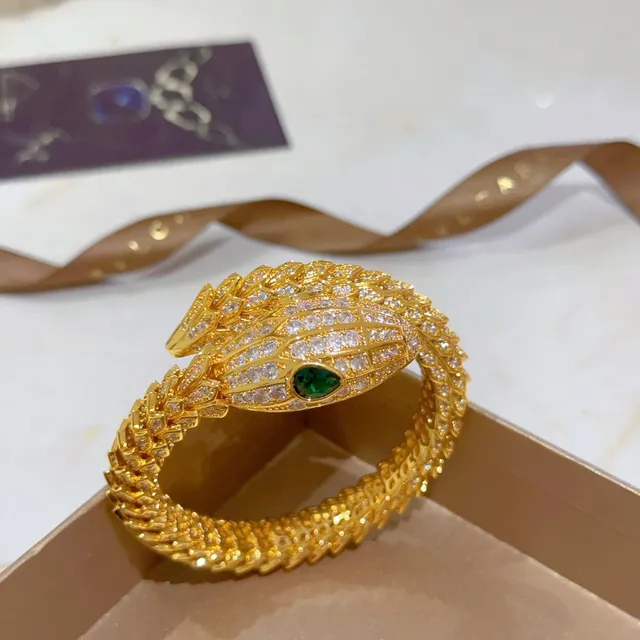 Bvlgari Serpenti Bracelete de serpente tom dourado pavé olho de esmeralda 7
