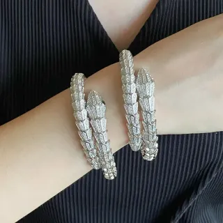 Bvlgari Serpenti पाव डायमंड कॉइल्ड सर्पेंट ब्रेसलेट्स