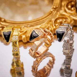 Bvlgari Serpenti Viper आर्टिकुलेटेड ऑनिक्स और डायमंड अंगूठी
