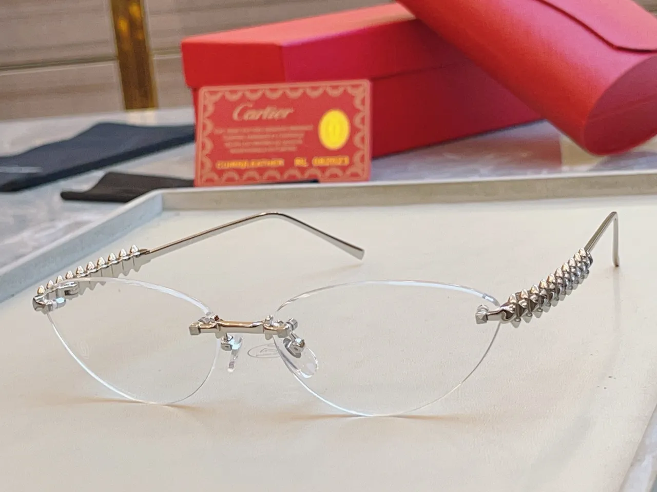 Cartier Clash de Cartier نظارات شمسية بدون إطار مع قضيب حاجب مسنن 3
