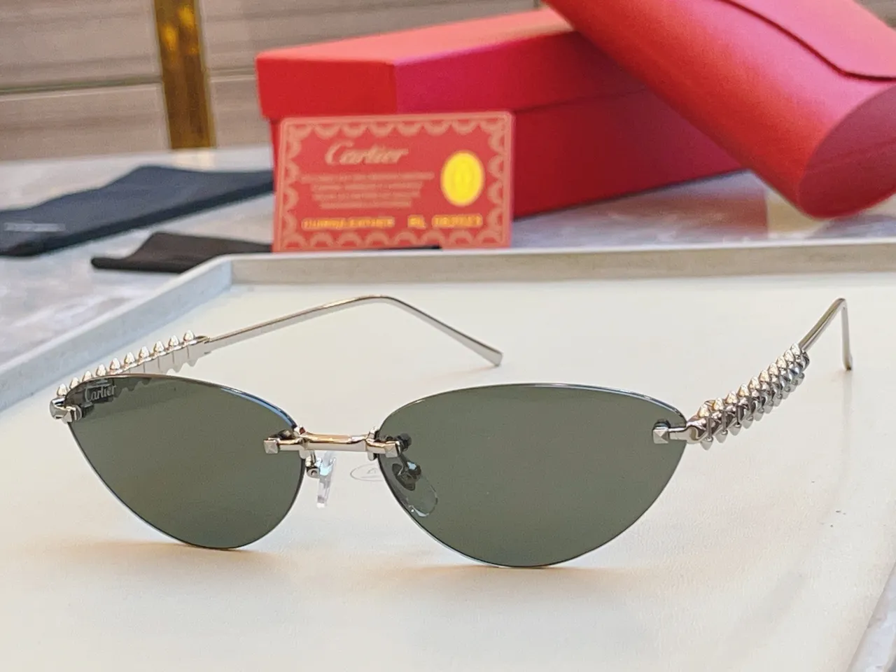Cartier Clash de Cartier نظارات شمسية بدون إطار مع قضيب حاجب مسنن 5