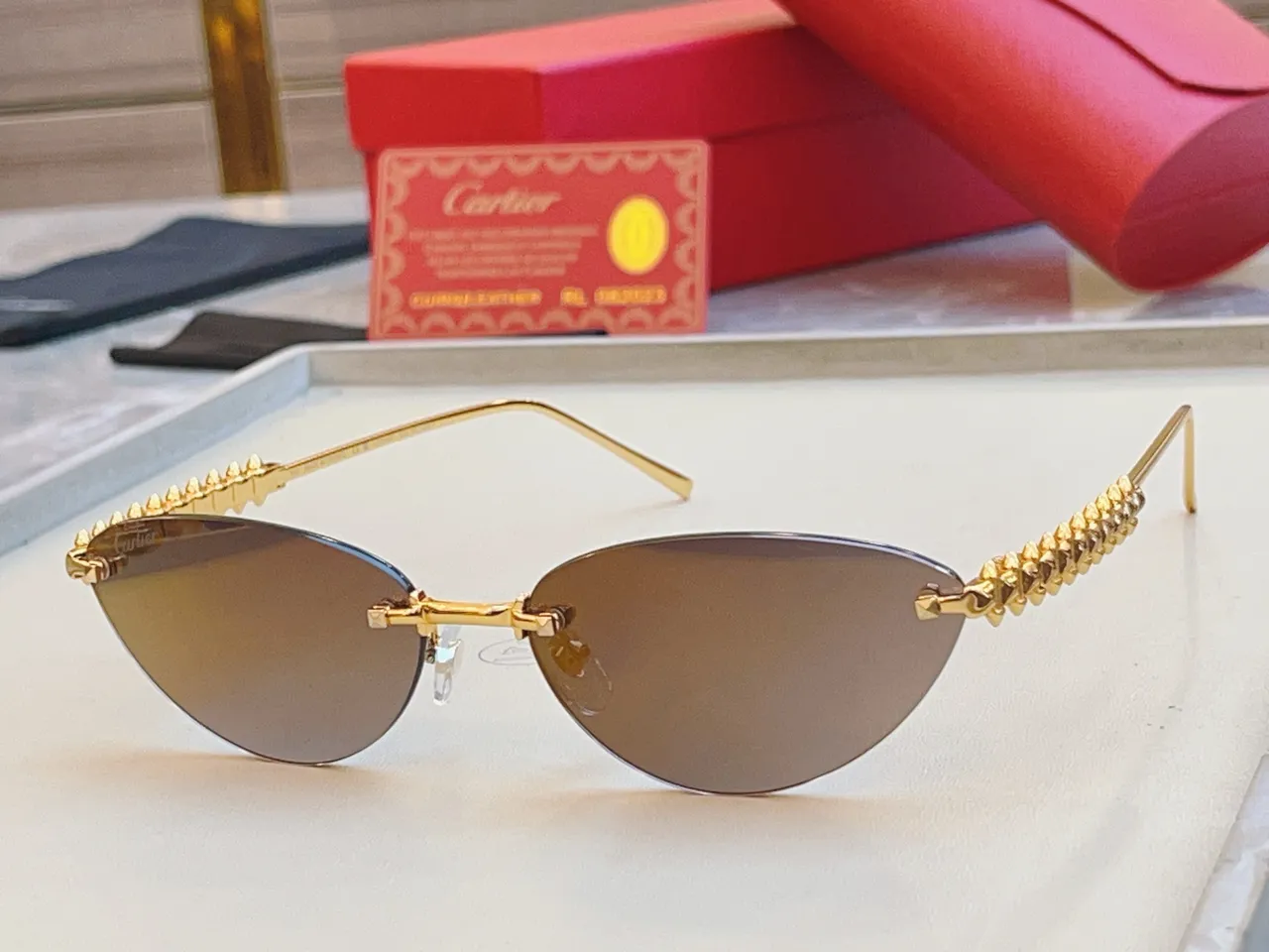 Cartier Clash de Cartier نظارات شمسية بدون إطار مع قضيب حاجب مسنن 6