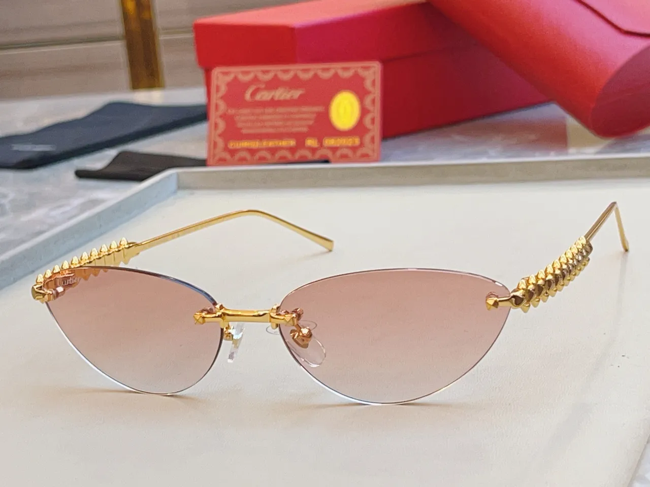 Cartier Clash de Cartier نظارات شمسية بدون إطار مع قضيب حاجب مسنن 8