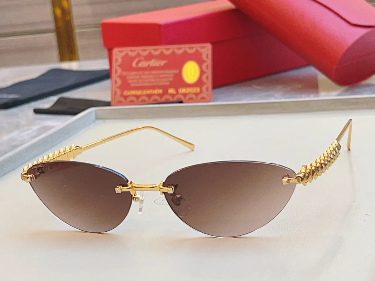 Cartier Clash de Cartier نظارات شمسية بدون إطار مع قضيب حاجب مسنن 9