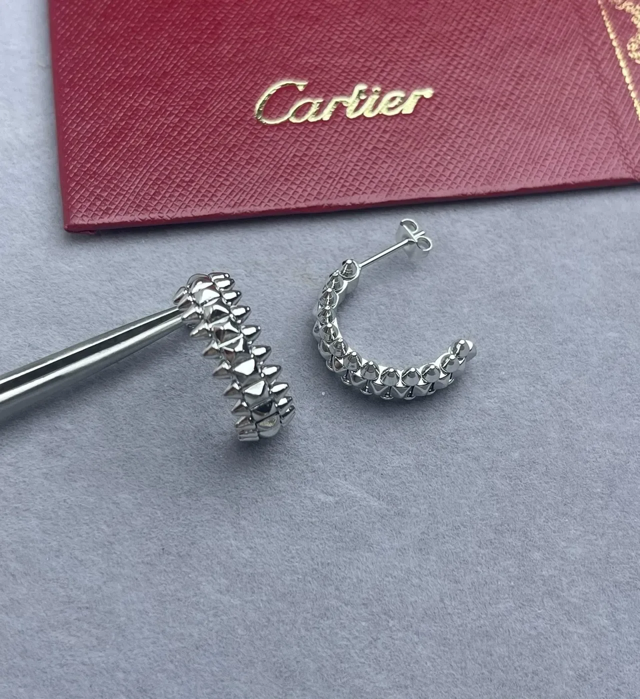 Cartier Clash de Cartier أقراط أذن ذهبية اللون مدببة ومغطاة بالمسامير 2