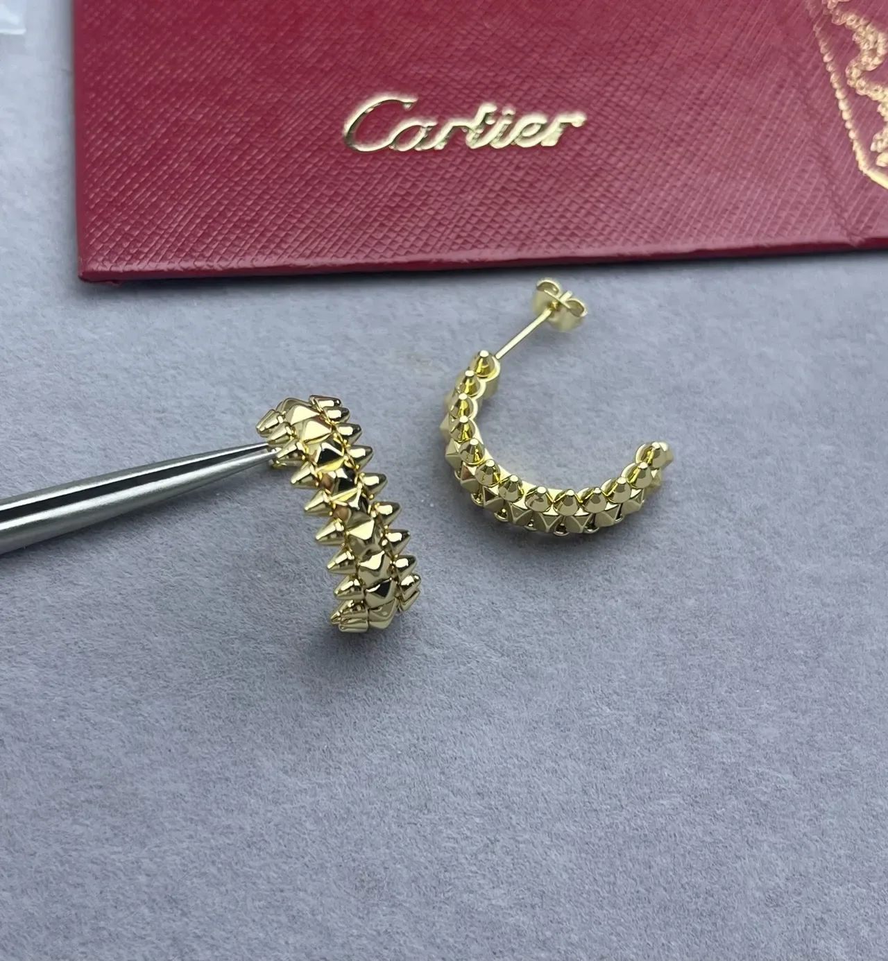 Cartier Clash de Cartier أقراط أذن ذهبية اللون مدببة ومغطاة بالمسامير 3