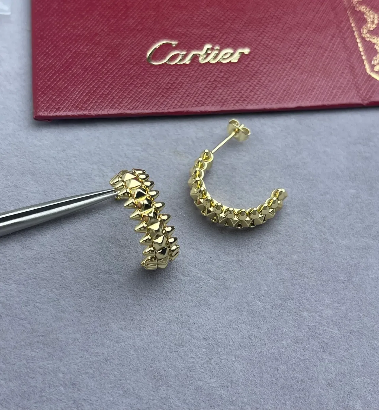 Cartier Clash de Cartier أقراط أذن ذهبية اللون مدببة ومغطاة بالمسامير 4