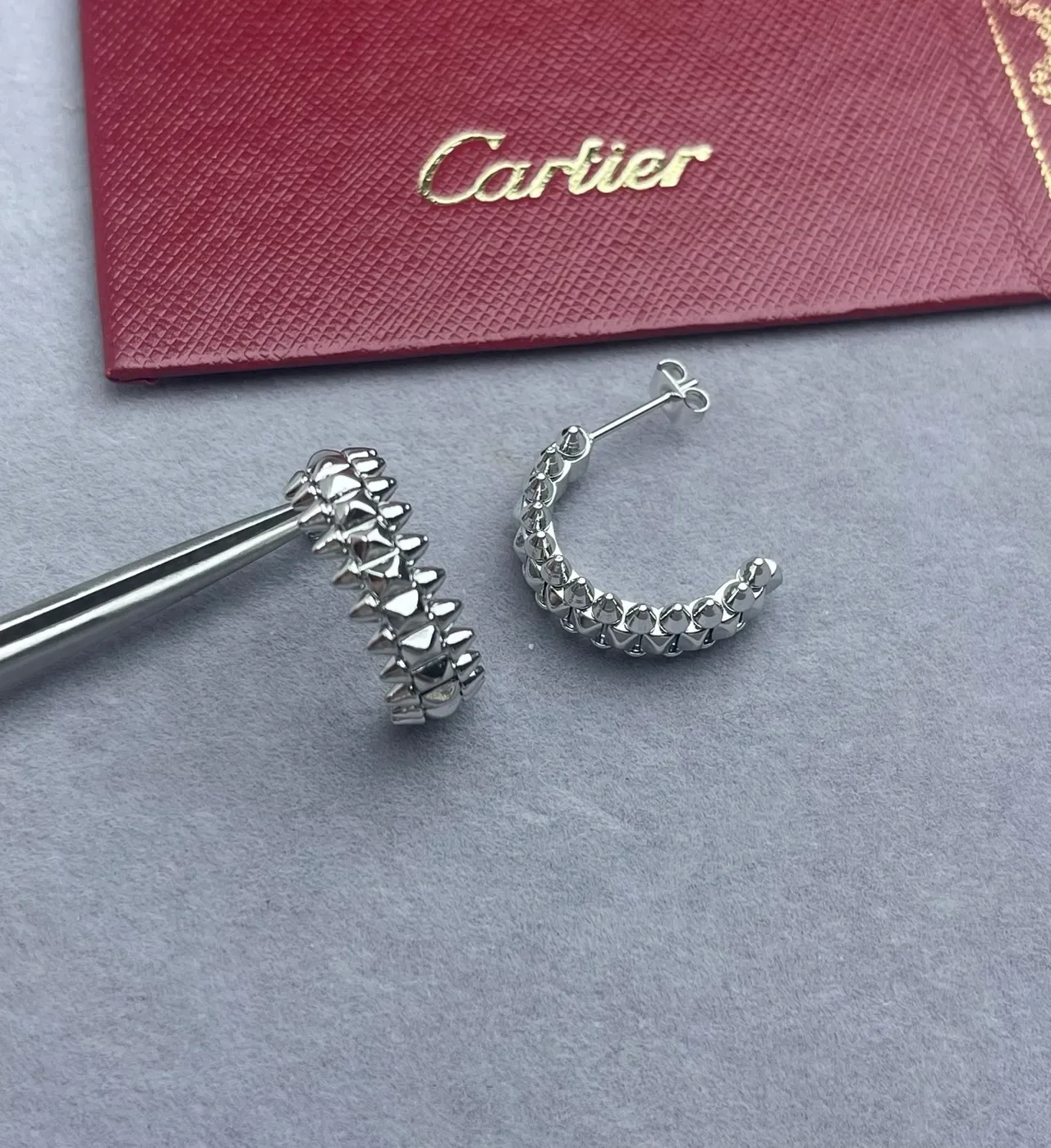 Cartier Clash de Cartier أقراط أذن ذهبية اللون مدببة ومغطاة بالمسامير 5