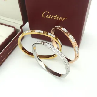 كارتييه جاست اون كلو سوار ذهبي أو فضي مع مفصل Pavé-Set كريستال