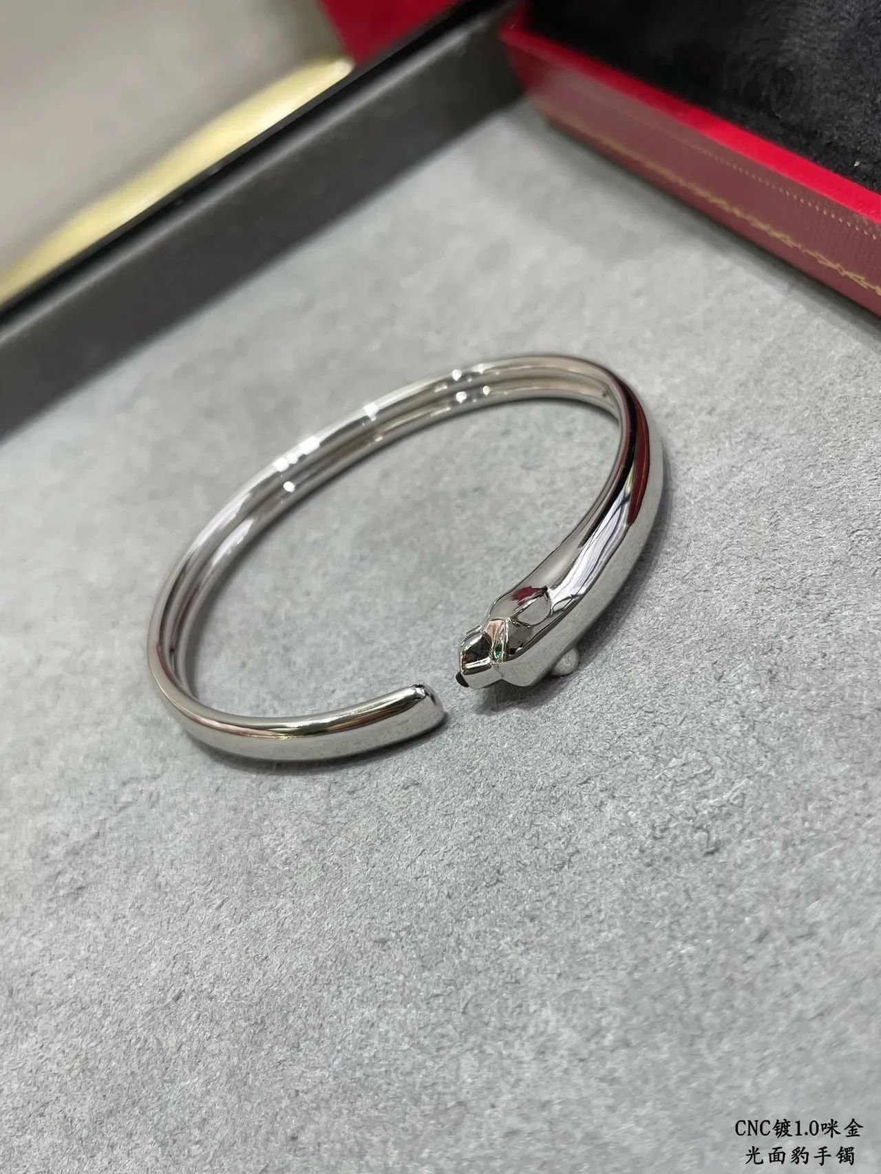 Cartier Panthère Pulseras Abiertas de Oro y Plata con Cabeza de Pantera 8
