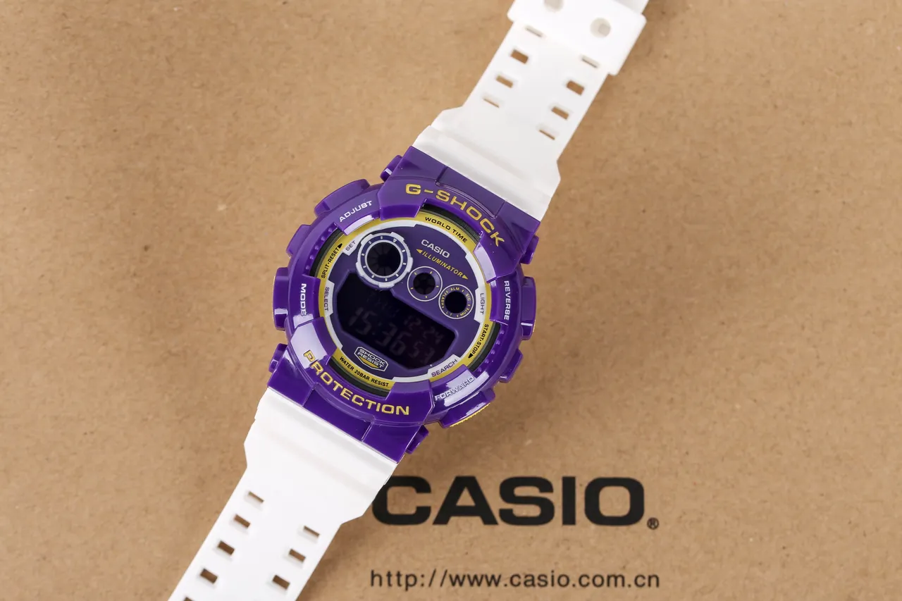 Casio G-SHOCK বেগুনি এবং সাদা রেজিন স্পোর্টস ওয়াচ 2