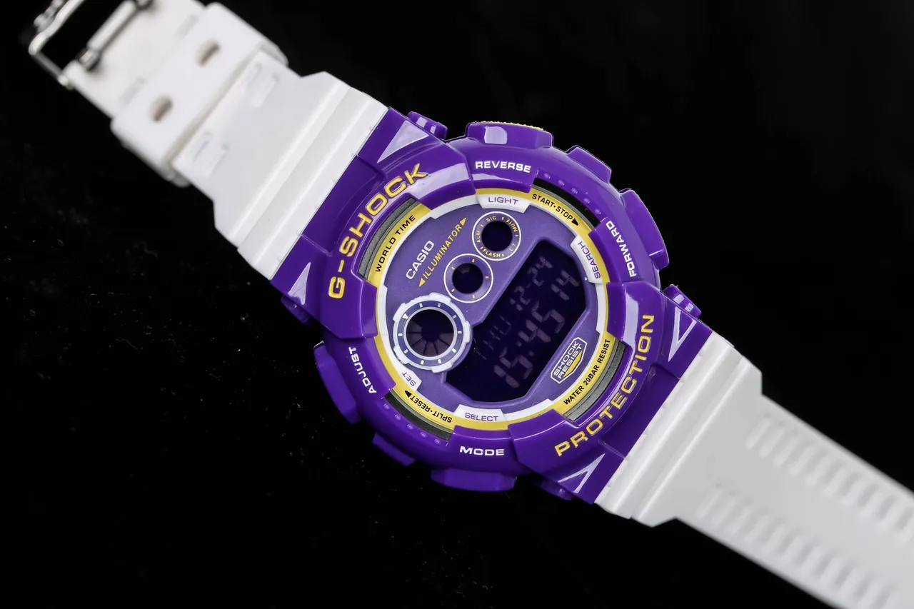 Casio G-SHOCK বেগুনি এবং সাদা রেজিন স্পোর্টস ওয়াচ 3