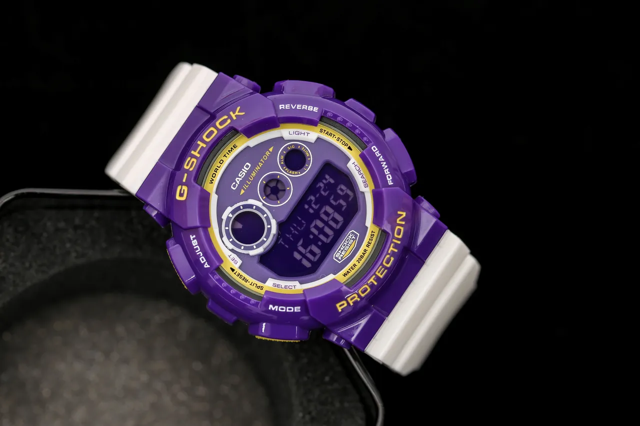 Casio G-SHOCK বেগুনি এবং সাদা রেজিন স্পোর্টস ওয়াচ 7