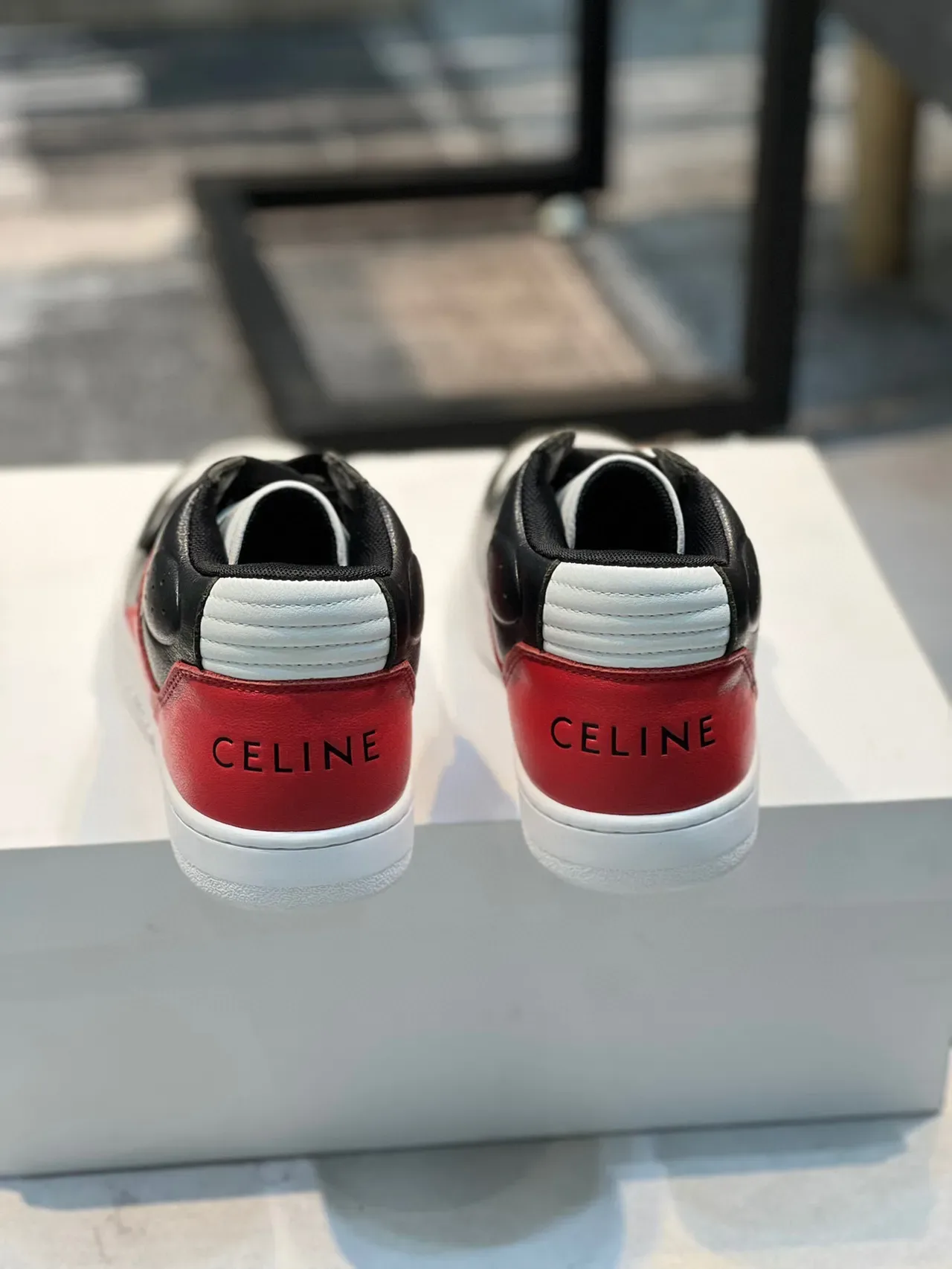 Celine CT-01 Sneakers Lifestyle Noir et Rouge avec Panneaux en Cuir et Sangle Accentuée 2