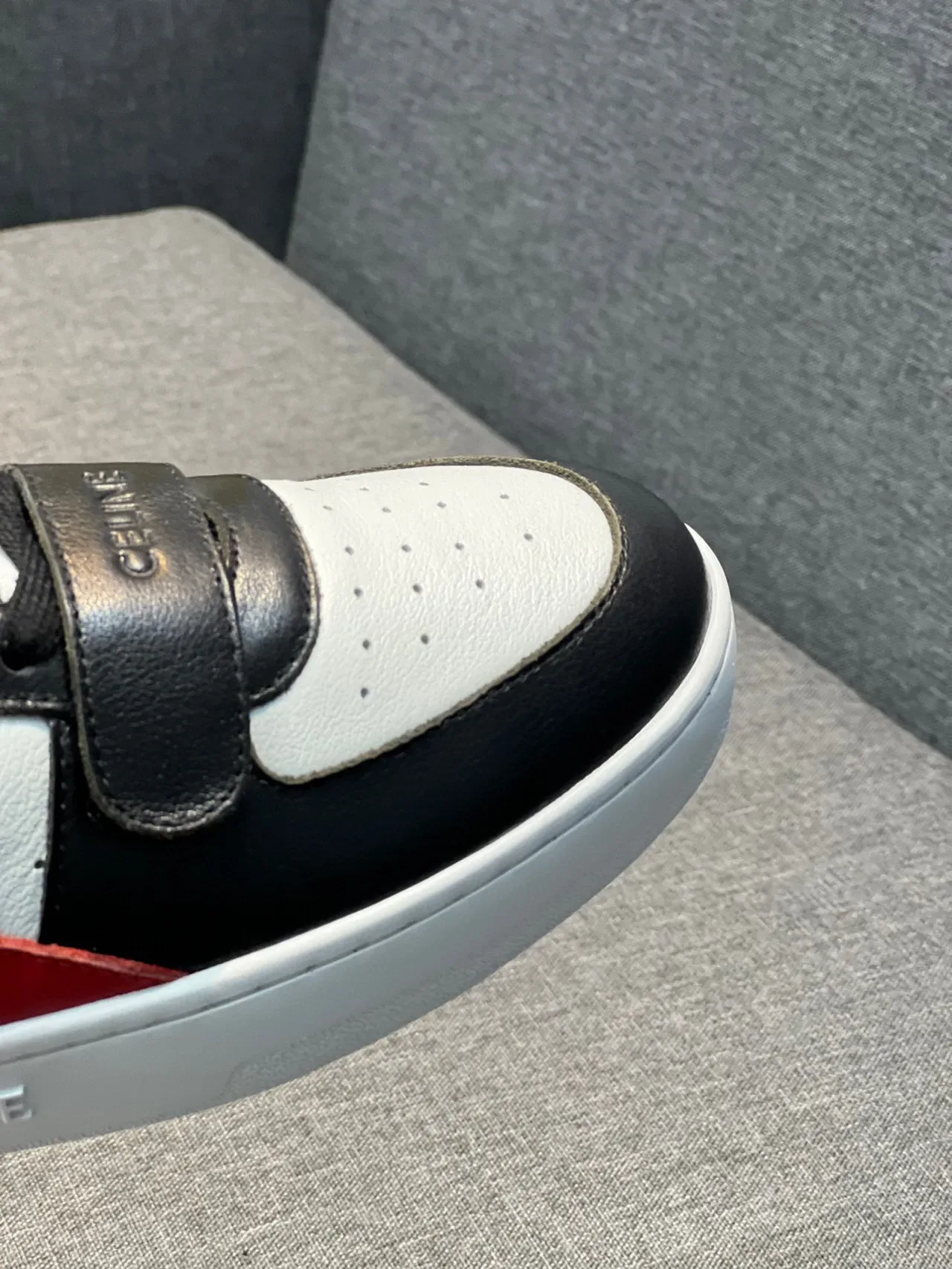 Celine CT-01 Sneakers Lifestyle Noir et Rouge avec Panneaux en Cuir et Sangle Accentuée 3