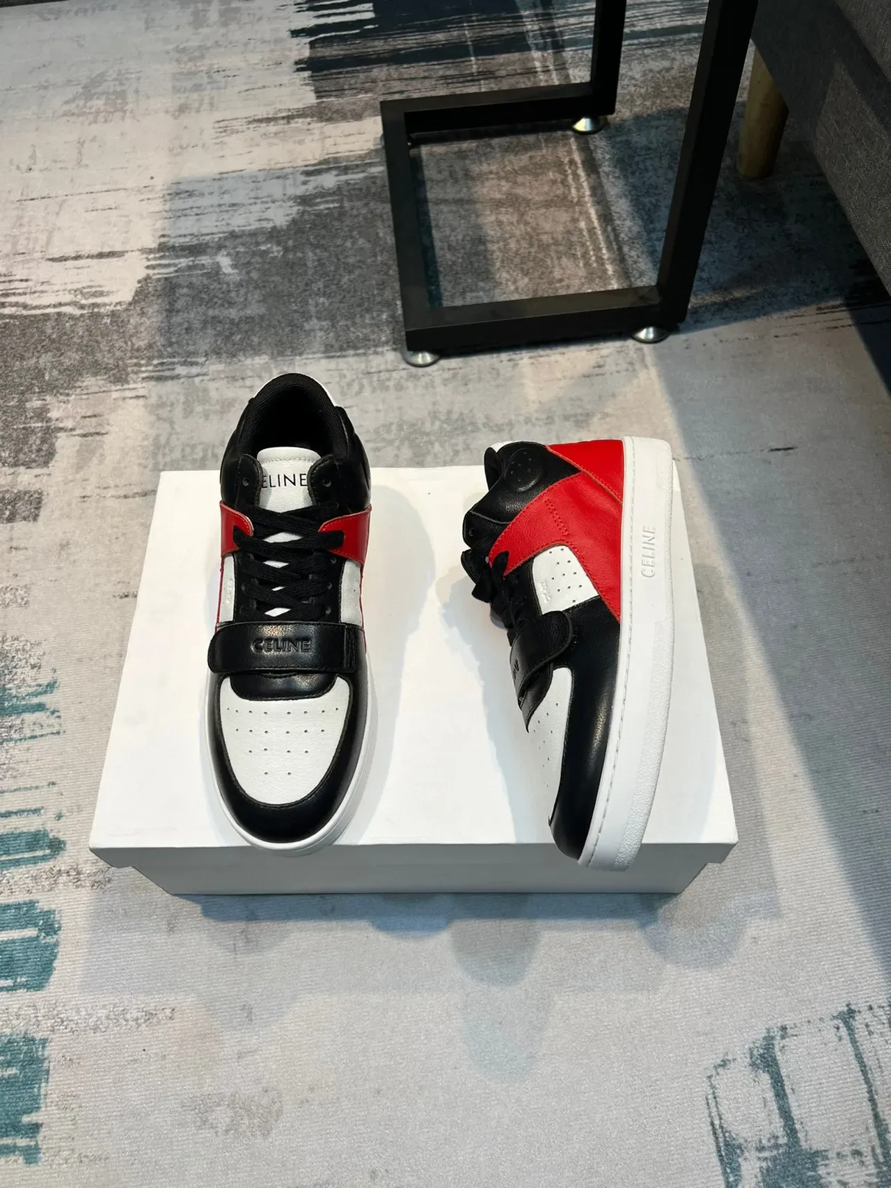 Celine CT-01 Sneakers Lifestyle Noir et Rouge avec Panneaux en Cuir et Sangle Accentuée 4