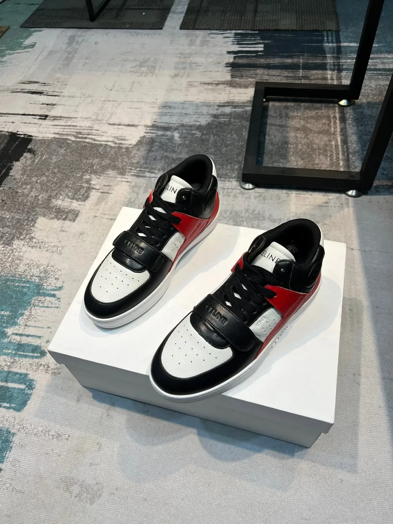 Celine CT-01 Sneakers Lifestyle Noir et Rouge avec Panneaux en Cuir et Sangle Accentuée 5