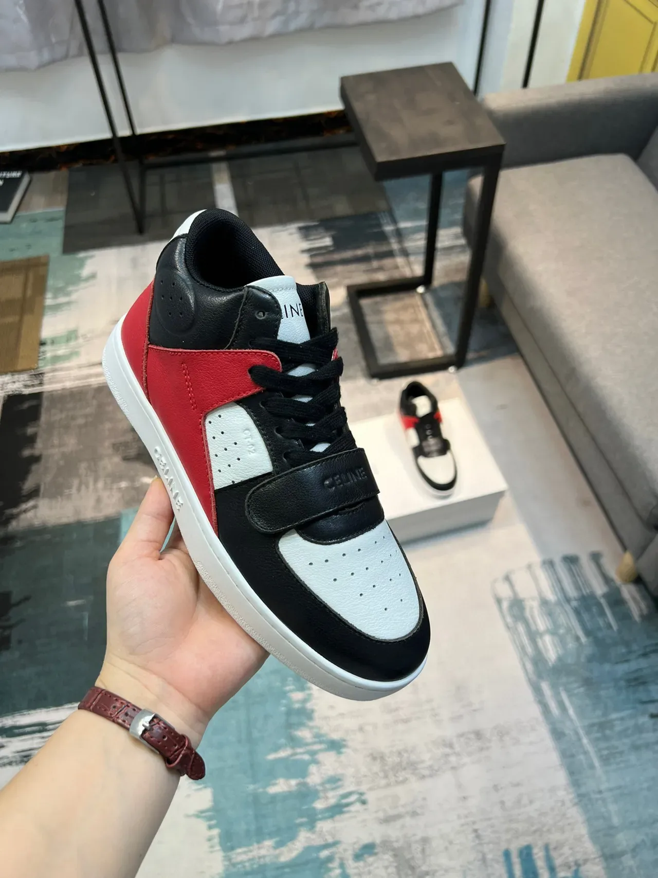 Celine CT-01 Sneakers Lifestyle Noir et Rouge avec Panneaux en Cuir et Sangle Accentuée 6