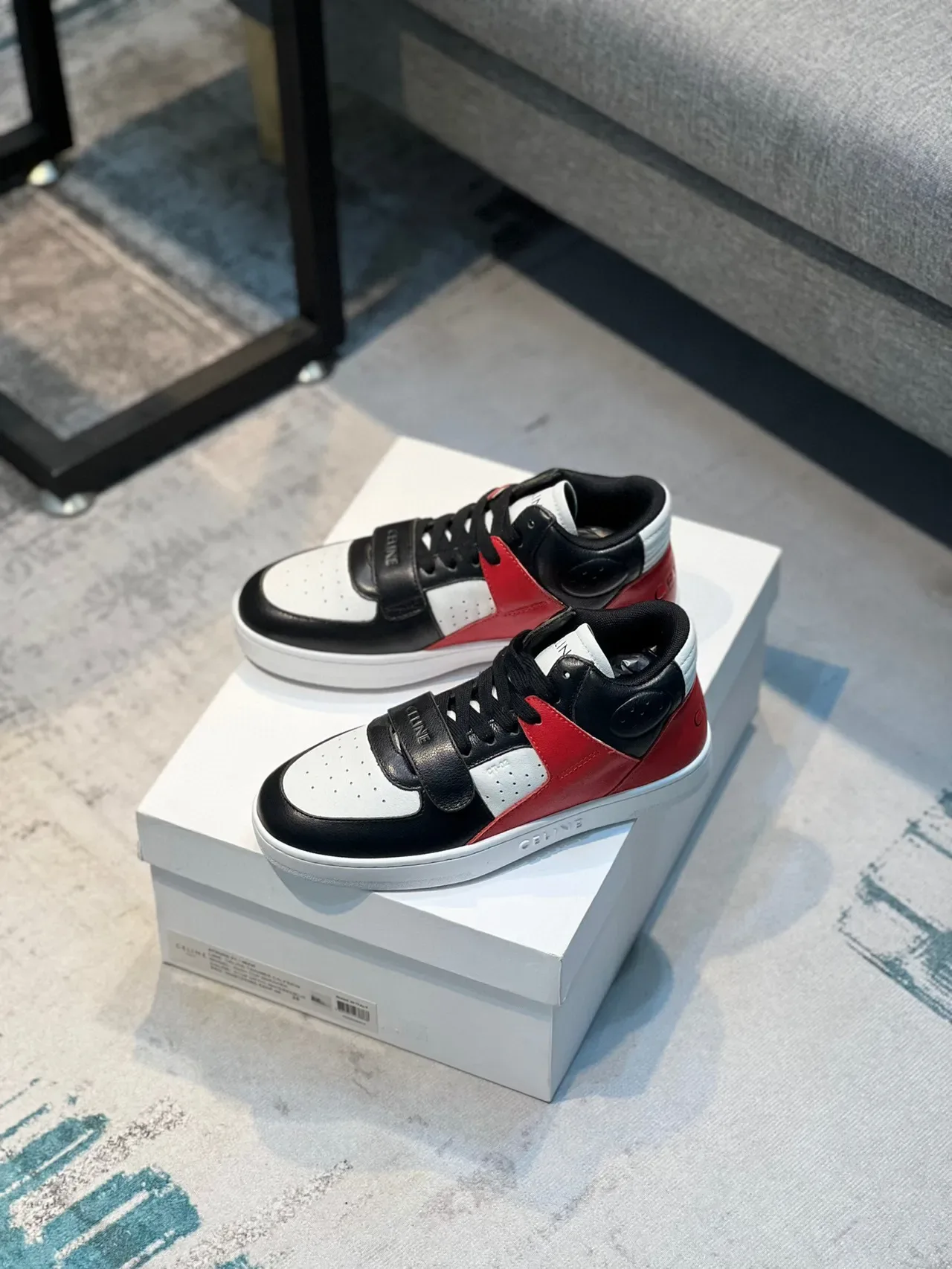 Celine CT-01 Sneakers Lifestyle Noir et Rouge avec Panneaux en Cuir et Sangle Accentuée 7
