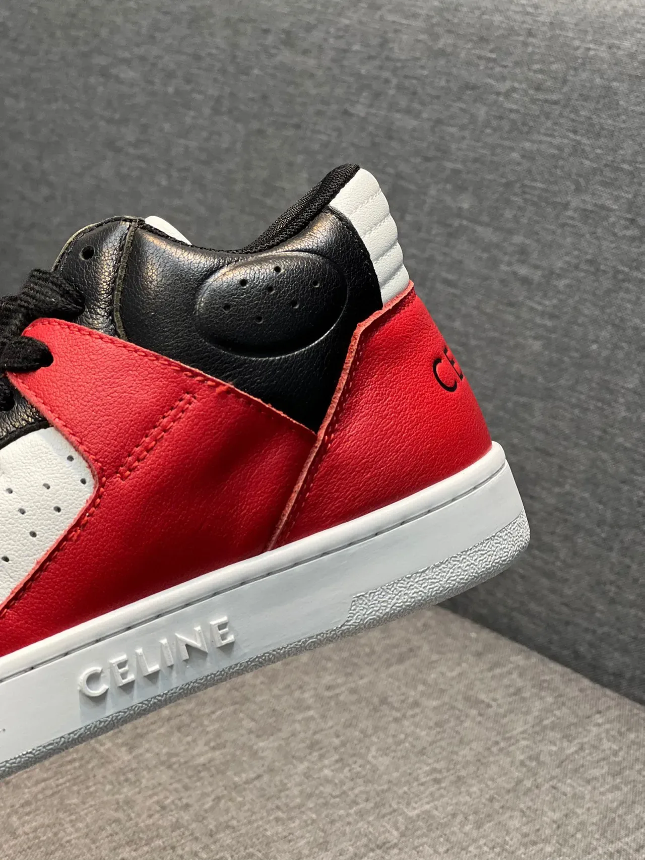Celine CT-01 Sneakers Lifestyle Noir et Rouge avec Panneaux en Cuir et Sangle Accentuée 8