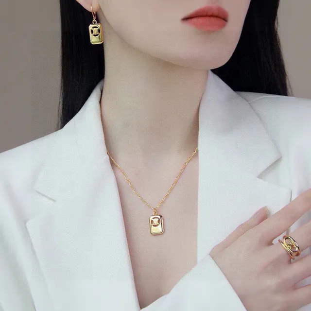Celine Triomphe Boucles d'oreilles dorées avec logo découpé 4