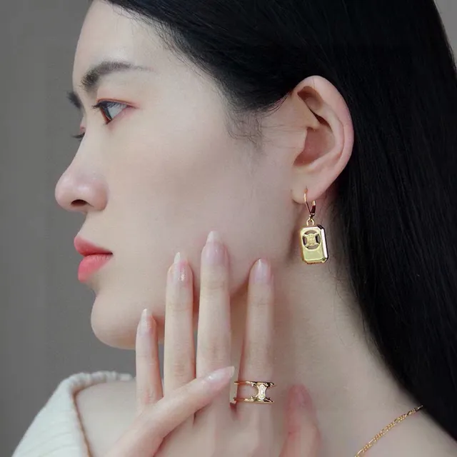Celine Triomphe Boucles d'oreilles dorées avec logo découpé 5