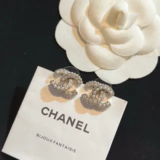 Chanel مجوهرات خيالية اللؤلؤ والكريستال CC Logo أقراط
