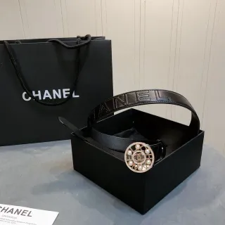 Chanel أسود ذهبي نقش العلامة التجارية مرصع باللؤلؤ ميداليون إبط جلدي حزام