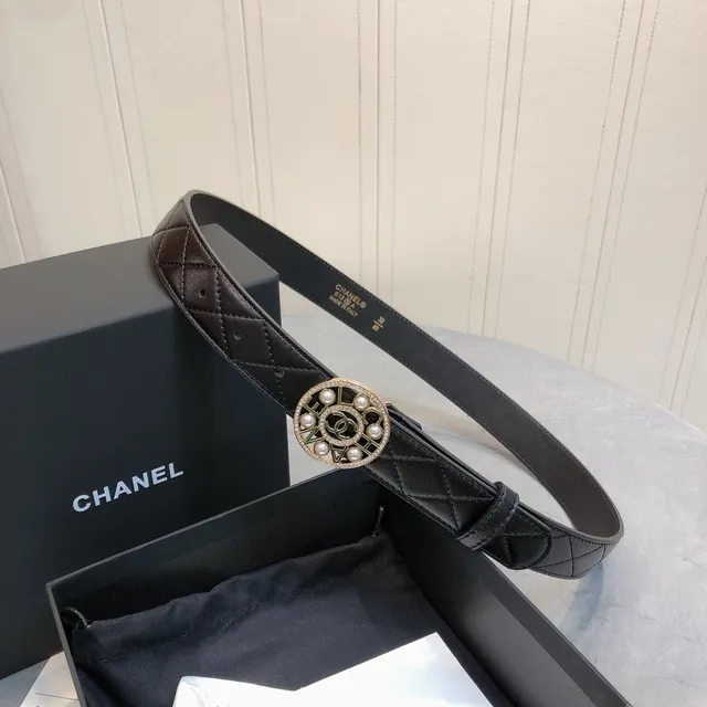 Chanel أسود ذهبي نقش العلامة التجارية مرصع باللؤلؤ ميداليون إبط جلدي حزام 4