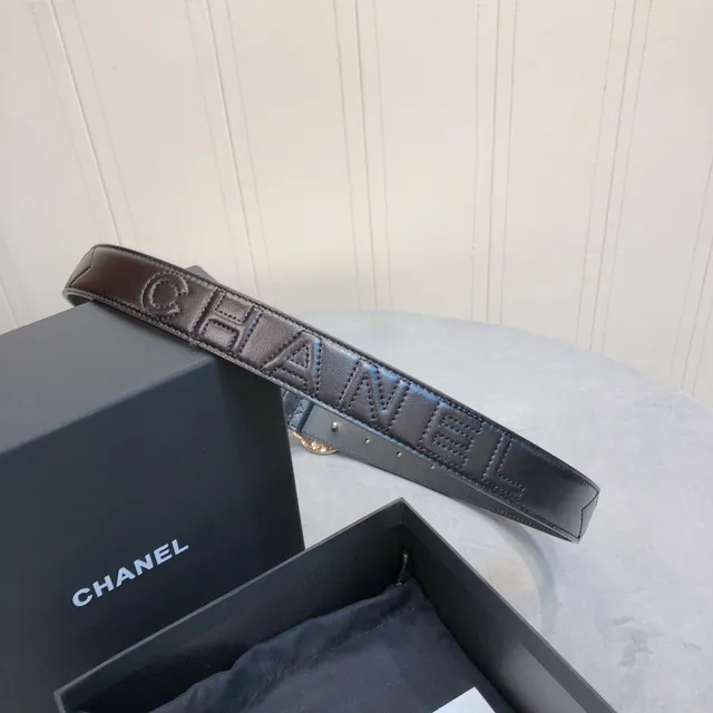 Chanel أسود ذهبي نقش العلامة التجارية مرصع باللؤلؤ ميداليون إبط جلدي حزام 5