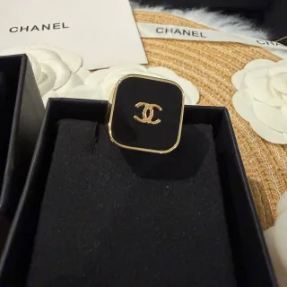 Chanel خاتم ذهب أسود وجه مربع مينا