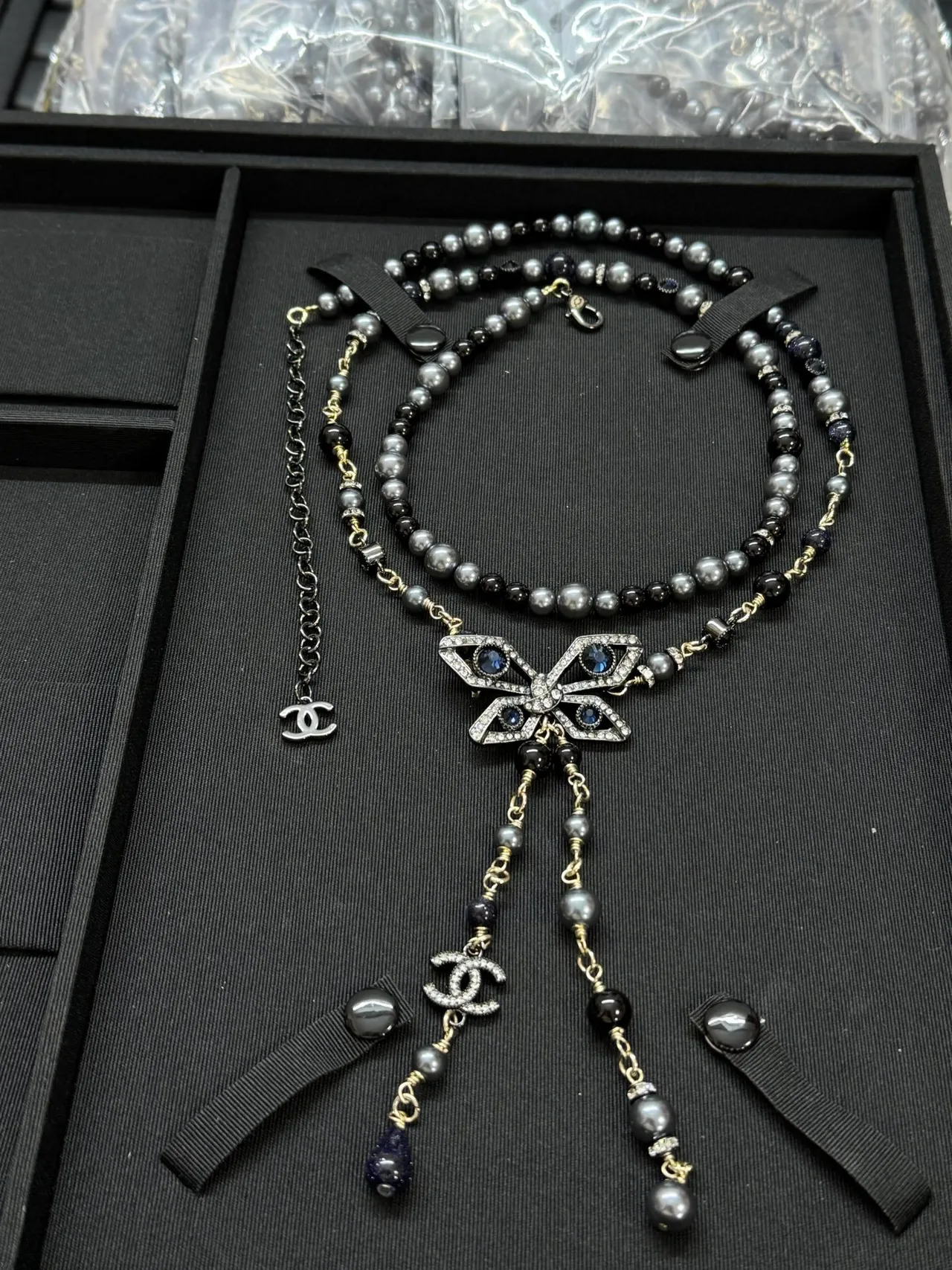 Collier Chanel Noir Gris Multi-Strand Perles Papillon Pavé Pendentif 3